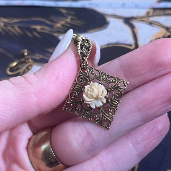 Vintage 1940s Brass Tone Celluloid Rose Intricate Floral Filigree Earrings A1 - Picture 8 of 10